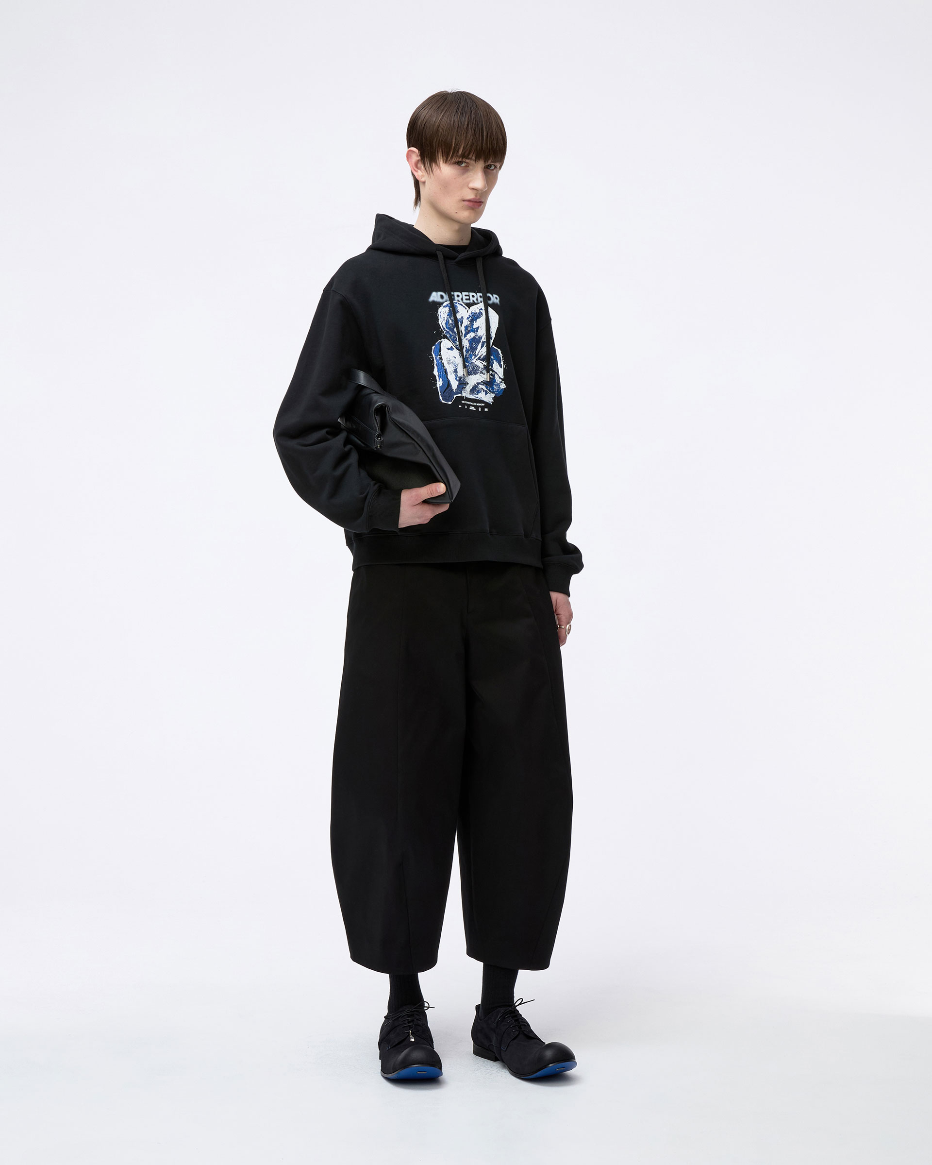 トップス ADERERROR Portrait logo hoodie BLACK A2 23168303_53373063_600.jpg