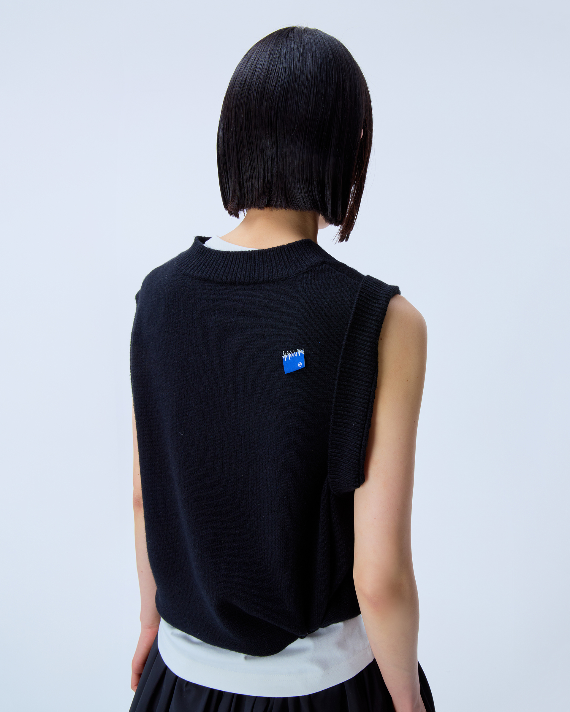 ADERERROR - Sig; BL Tag knit vest 01